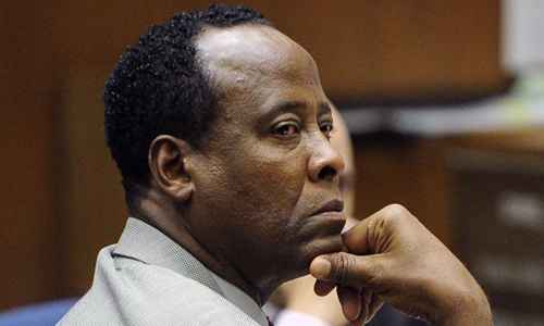 O médico Conrad Murray foi libertado no ano passado