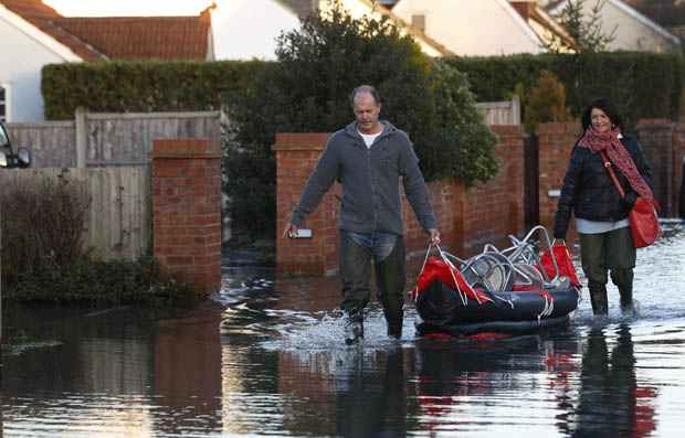 Parte do sudoeste de Inglaterra está inundada desde o Ano Novo e as inundações avançam até Londres