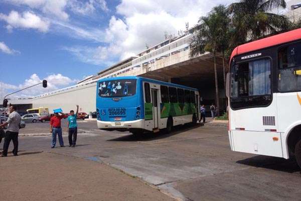 Ônibus da empresa Riacho Grande, antiga Rota do Sol, impediu a saída de outros veículos da rodoviária