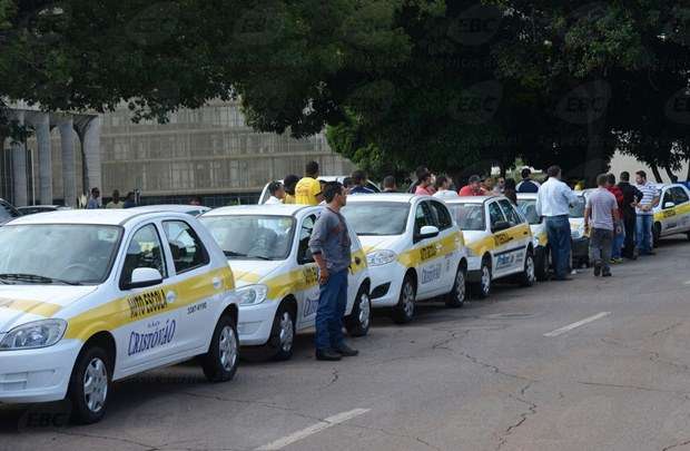 A manifestação é contra a resolução do Detran que obriga o uso de simuladores em aulas de direção