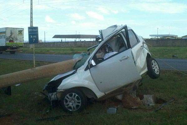 O poste atravessou o para-brisa do carro