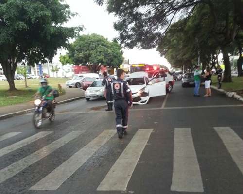 Socorristas tentam organizar o trânsito na região enquanto esperam a chegada da polícia