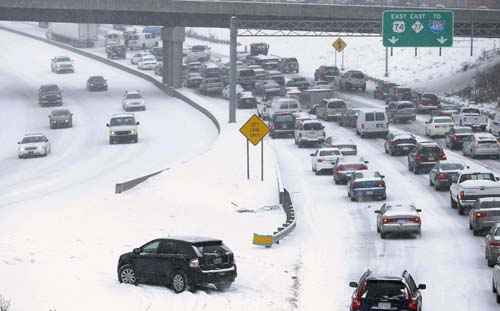 Motoristas enfrentam congestionamento em rodovia de Charlotte, por conta da neve nas que cobre as pistas da Carolina do Norte