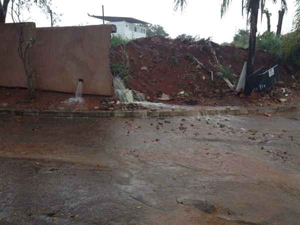 A queda de um muro do Estádio da cidade causou o alagamento na residência