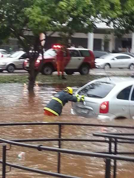 Bombeiros precisaram interditar a tesourinha da 511 norte que oferecia riscos a população