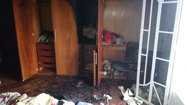 Família começou a apagar o incêndio, mas os bombeiros apareceram poucos minutos depois