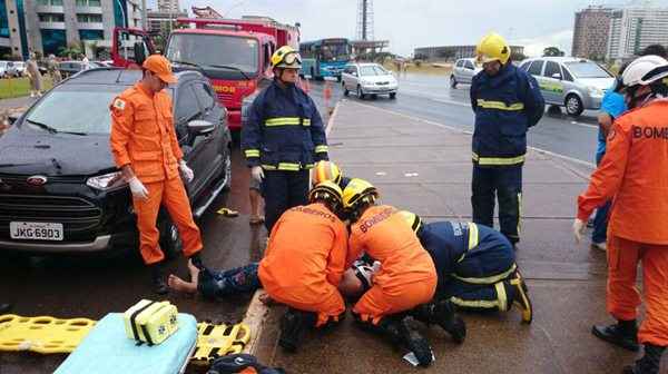 Rapaz é socorrido pelos bombeiros após atropelamento