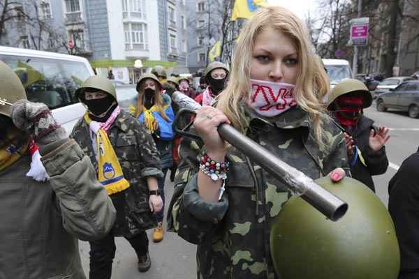 Manifestantes realizam marcha em frente a Procuradoria-Geral para pedir a libertação de detidos em protesto, em Kiev