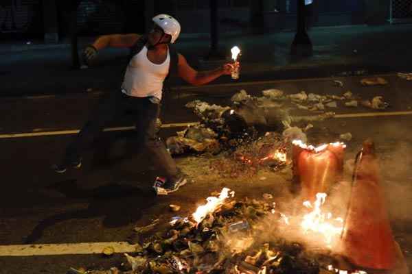 Manifestante joga coquetel molotov durante protesto contra o governo do presidente Nicolas Maduro, em Caracas