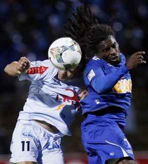 Durante o jogo, sempre que Tinga, do cruzeiro, tocava na bola, a torcida peruana fazia sons imitando macaco