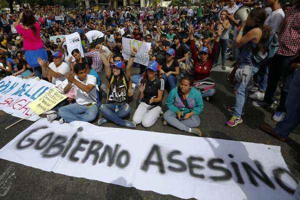 Manifestantes da oposição e estudantes universitários protestaram contra o presidente Nicolás Maduro, em Caracas, e contra a violência, na quinta-feira: 