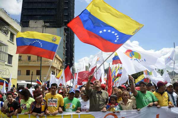 O protesto governista, com enormes bandeiras nacionais e imagens do herói nacional Simón Bolívar e do presidente Hugo Chávez, foi convocado 'pela paz e contra o fascismo'