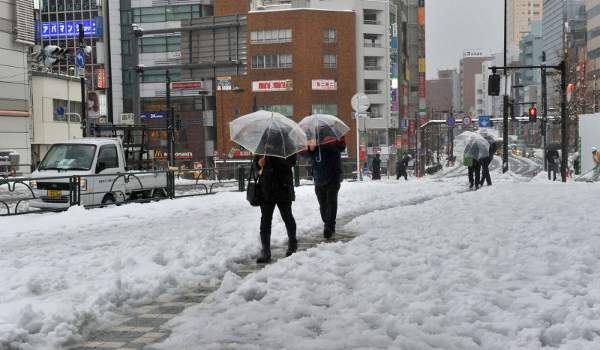 As ruas da capital estão cobertas por um manto de neve de 20 centímetros de espessura