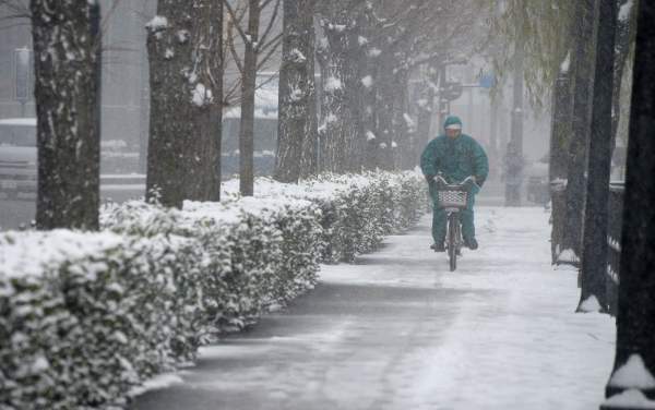 As ruas da capital estão cobertas por um manto de neve de 20 centímetros de espessura