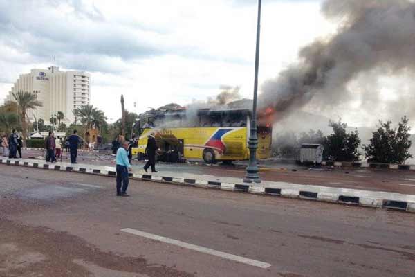 A bomba explodiu na parte da frente do ônibus na fronteira de Taba, na passagem para Israel