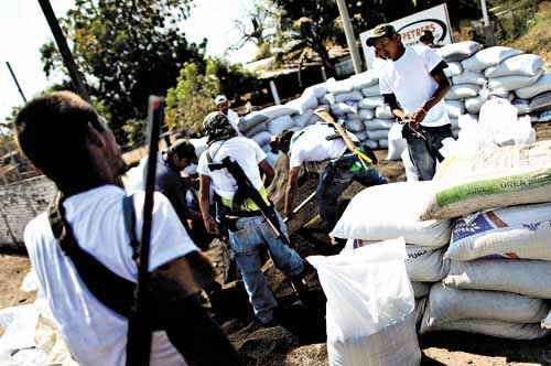 Autodefesas assumem combate aos cartéis do narcotráfico no México