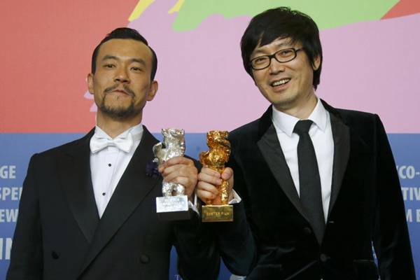 O ator Liao Fan e o diretor Yinan Diao de Black coal, thin ice durante a premiação