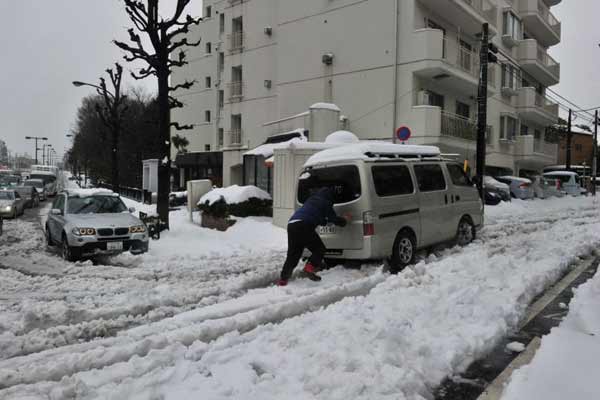 Quase 900 pessoas permaneceram mais de 24 horas bloqueadas em trens imobilizados no centro do Japão, segundo o canal de televisão público NHK