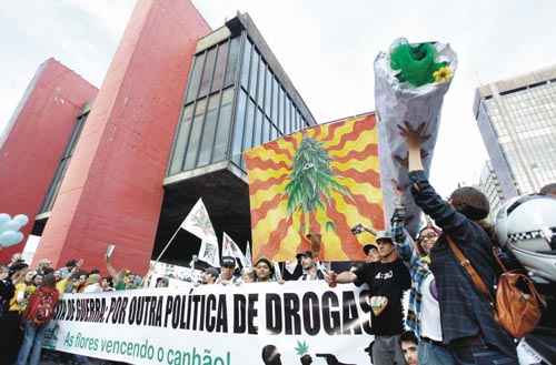 Manifestantes reunidos em São Paulo para pedir a liberação da erva. Desde 2002, marchas acontecem nas principais capitais