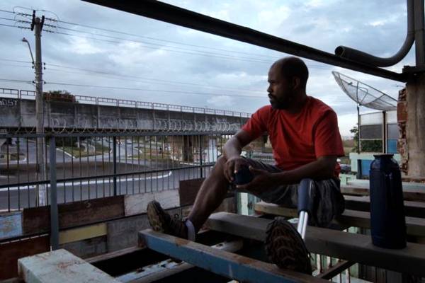 Cena do filme Branco sai, preto fica: força narrativa para discutir a exclusão em Ceilândia