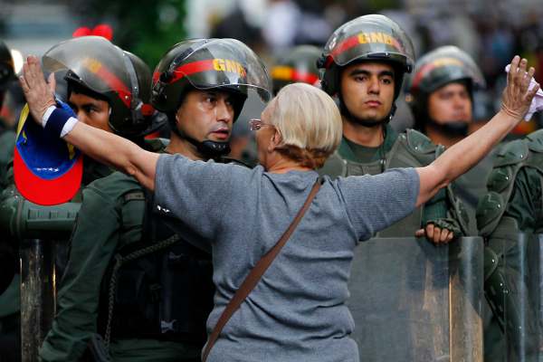 Enquanto o líder do Partido da Vontade Popular convocou simpatizantes a  acompanhá-lo em manifestações, governo convocou  população para a marcha contra a 