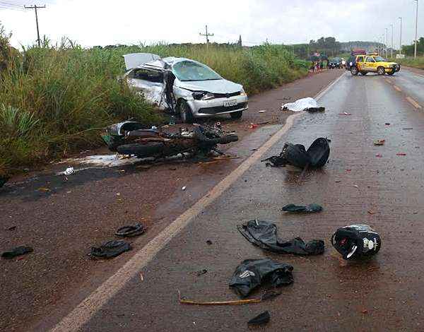 Destroços da moto na pista: vítimas morreram no local