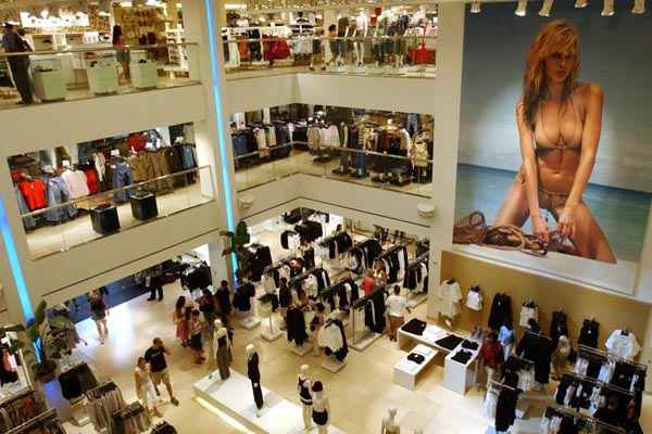 Clientes realizam compras na Quinta Avenida de Nova York