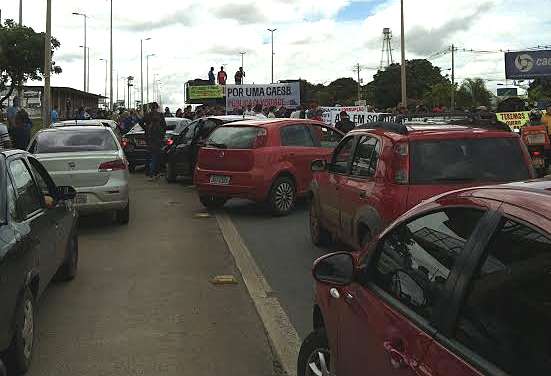 Com o auxílio de carro de som e cartazes, funcionários da Caesb pedem melhores condições de trabalho