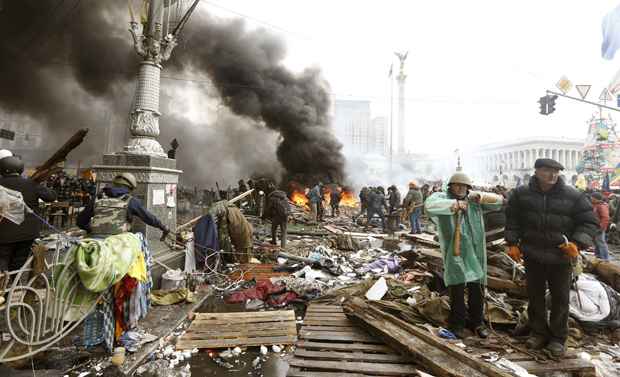 Cenário de destruição na praça de Kiev