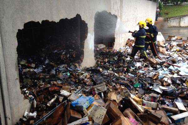 Bombeiros controlam fogo em papelaria da Asa Norte