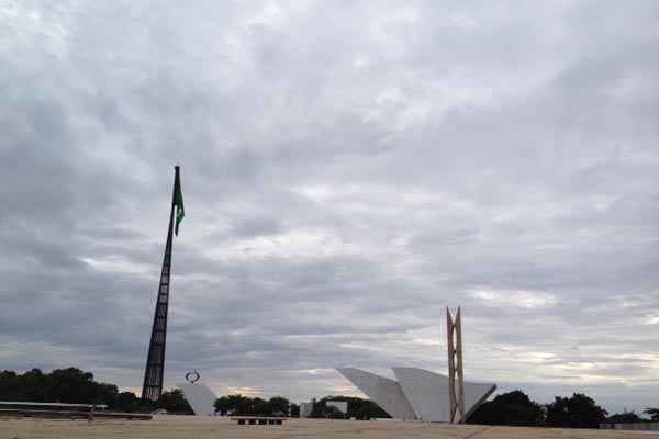 Praça dos Três Poderes: céu ficará de encoberto a nublado no DF