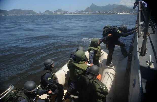 Simulação de operação de patrulha e inspeção naval é feita no Rio de Janeiro