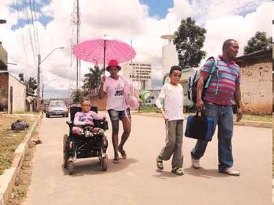 Iliomar e Mariene precisam se desdobrar para levar os filhos Thais e Daniel para a escola, em Planaltina