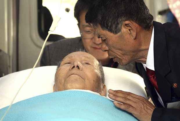 Pai e filho se despedem após breve encontro. Seom -Kyung , 91 anos, teve que voltar para a Coreia do Sul por motivos de saúde