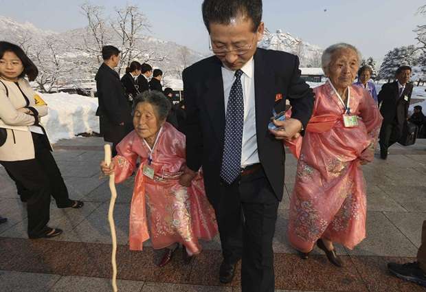 Lee Young Sil (esquerda), 88, e Lee Jung Sil (direita) chegam ao resort Monte Kumgang na Coreia do Norte para encontro com família