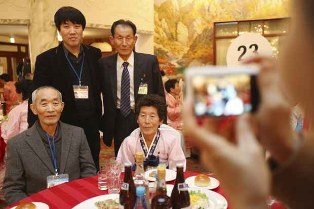 Família coreana celebra reencontro com um almoço na 