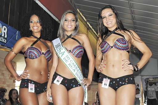 A vitoriosa, Thaís, entre as concorrentes Maria Rabelo e Rafaela Pimenta