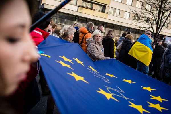 Manifestantes estendem a bandeira da União Europeia: bloco já acena com apoio econômico à Ucrânia após mudança de governo