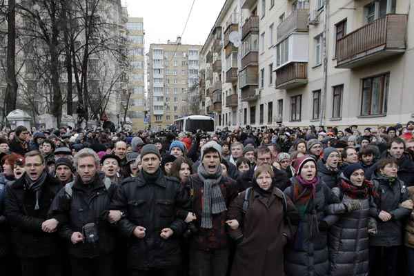 Manifestantes fazem ato em apoio aos condenados diante de tribunal, em Moscou