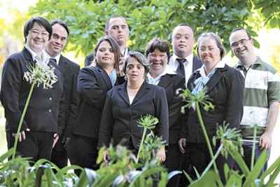 Profissionais com deficiência intelectual apresentam bom desempenho em empresas de filosofia inclusiva, mas ainda enfrentam dificuldades para encontrar emprego, mesmo com as cotas