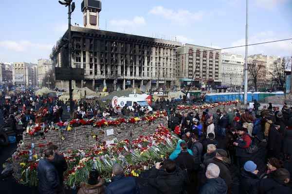 Pessoas depositam flores no centro de Kiev em memória às vítimas dos recentes confrontos na Ucrânia