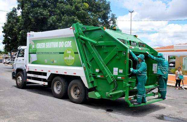 Caminhão da coleta seletiva recolhe os resíduos em todo o DF