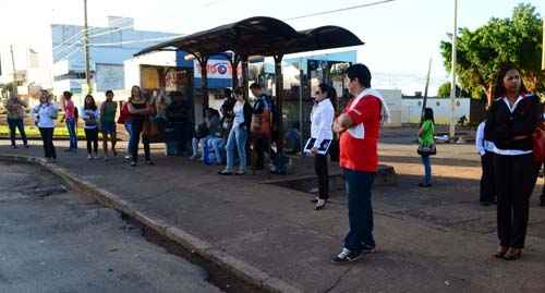 Com greve, paradas de ônibus ficaram lotadas