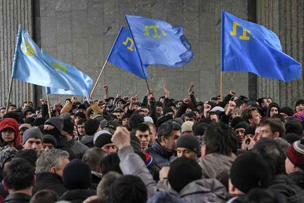 Grupo realiza comício perto do edifício do Parlamento da Crimeia em Simferopol, na Ucrânia