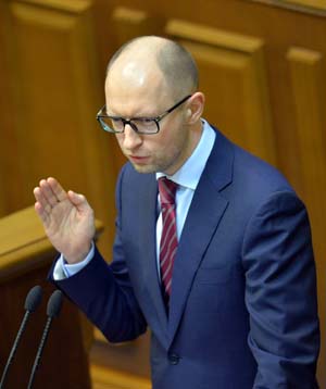 Arseniy Yatsenyuk discursa no parlamento, após ser designado como primeiro-ministro da Ucrânia