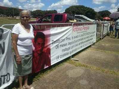 A mãe da vítima, Felícia Pereira de Araújo, 70 anos, também está no acampamento