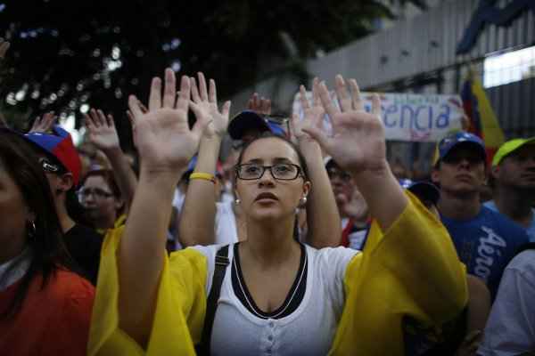 Estudantes participam em Caracas de uma manifestação pelo fim da repressão policial e da violência política no país