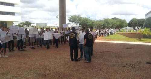 Praças protestam em frente ao Palácio do Buriti