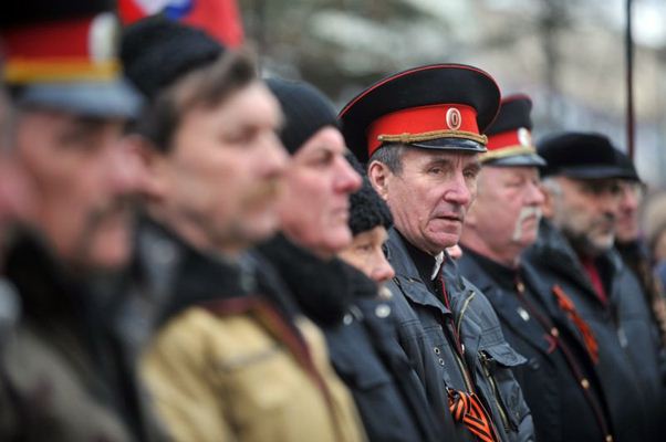 Cossacos da Criméia ficam de guarda na frente do edifício do parlamento local em Simferopol, Crimeia, península estratégica da Ucrânia. Ativistas pró-russos rodearam prédios do governo nesta sexta-feira (28/2) depois de que homens em uniformes desceram em dois aeroportos principais.