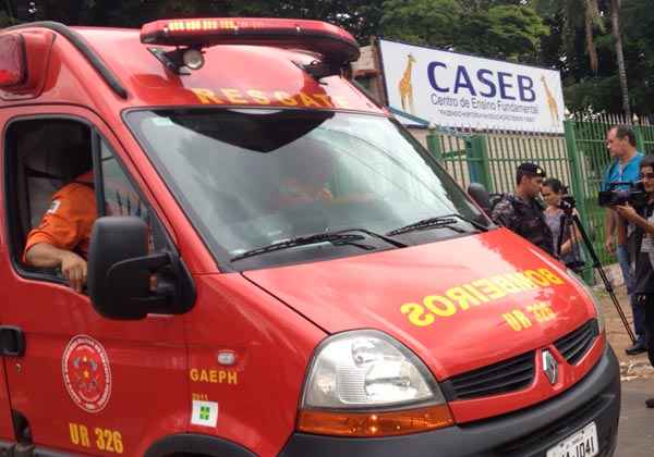 Bombeiros transportam adolescente que levou tiro próximo ao Caseb